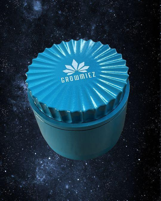 Keramik Grinder in blauer Farbe, mit Wellenschliff und unserem Logo auf dem Deckel